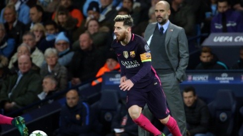 Lionel Messi domina el balón ante la mirada atenta de su ex entrenador