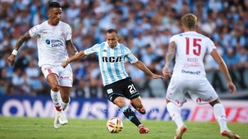 Marcelo Díaz disputa el balón ante Lucas Barrios