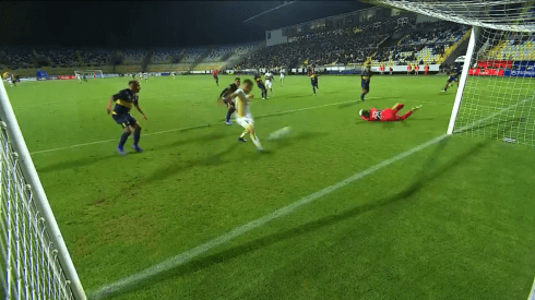 Mathias Pinto empalma de manera incorrecta el balón y se pierde un gol hecho