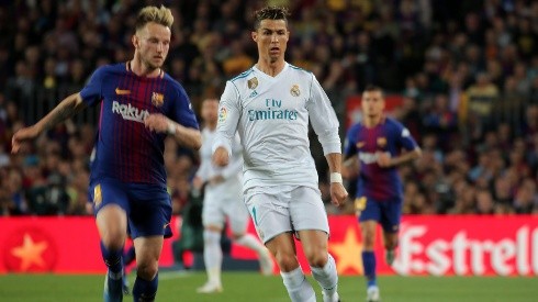 Rakitic disputa el balón con Cristiano Ronaldo en un Barcelona-Real Madrid