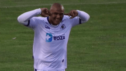 ¡Debut goleador! Humberto Suazo anota en aplastante triunfo de Deportes Santa Cruz