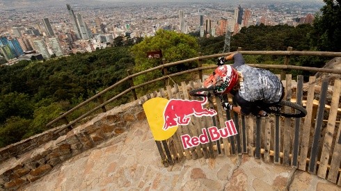 Presencia chilena en el Red Bull Monserrate Cerro Abajo, el descenso urbano más largo del mundo.