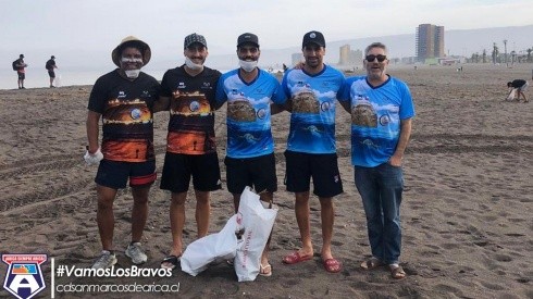 Jugadores limpiaron la playa de Arica