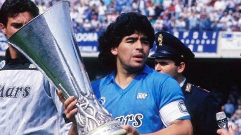 Diego Maradona levanta la Copa con la camiseta del Nápoli