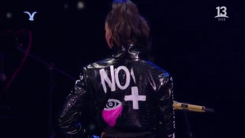 "No más ojos mutilados" era uno de los mensajes de la chaqueta de Fran Valenzuela en su presentación en Viña 2020.