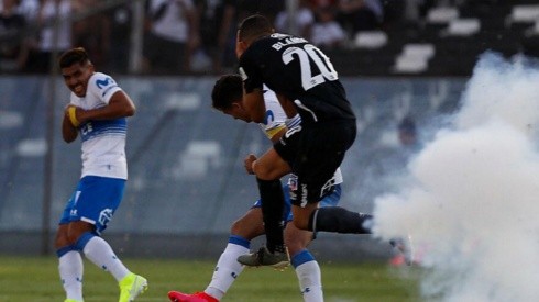 Nicolás Blandi es alcanzado por una bengala en el duelo entre Colo Colo y Universidad Católica