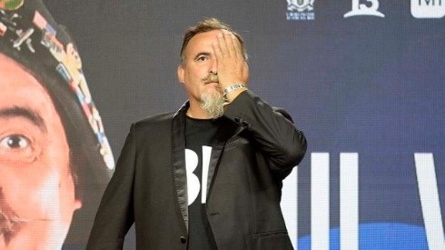 El comediante realizó el gesto de taparse un ojo en protesta por quienes sufrieron lesiones oculares por agentes del Estado.