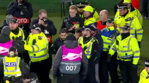 ¡Insólito! Jugadores del Copenhague se fueron a las manos con la policía tras gol en Europa League