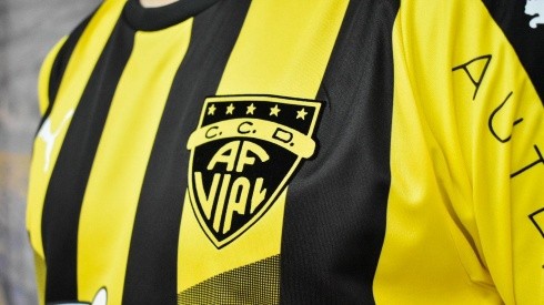 Fernández Vial presenta su nueva camiseta para la temporada 2020.