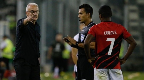 Dorival Junior criticó el arbitraje del encuentro en Colo Colo y Athletico Paranaense