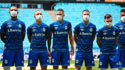 Los jugadores de Gremio posando con sus mascarillas como protesta