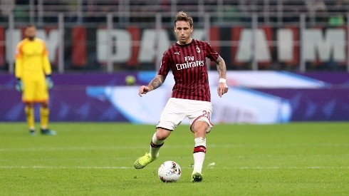Lucas Biglia defendiendo al AC Milan