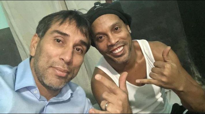 Ex U de Chile visita a Ronaldinho en la cárcel: 
