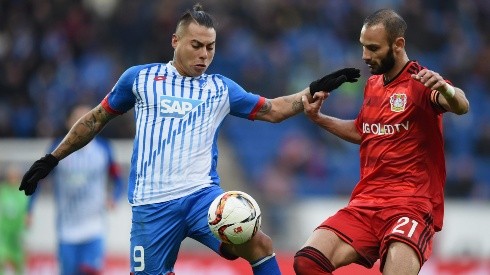 Eduardo Vargas con la camiseta del Hoffenheim enfrentando al Leverkusen