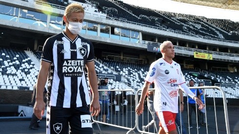 Heisuke Honda salta a la cancha con la camiseta de Botafogo y una mascarilla para combatir el coronavirus