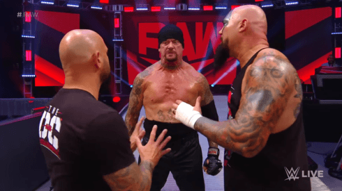 Undertaker le da una paliza al OC y firma el contrato de WrestleMania