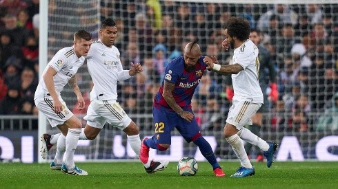 Arturo Vidal luchando ante tres jugadores del Real Madrid