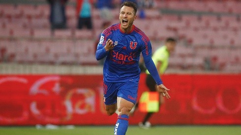Gastón Fernández gritando uno de sus goles con la camiseta de la U