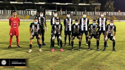¡Increíble! Equipo de Nicaragua juega con mascarillas