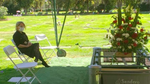 Cathy Barriga fue la única en el funeral de la segunda víctima del coronavirus en Chile
