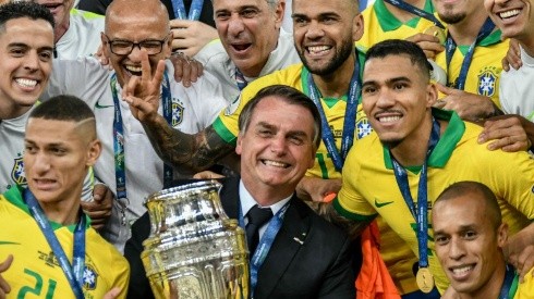 Bolsonaro junto a la selección brasileña campeona de América