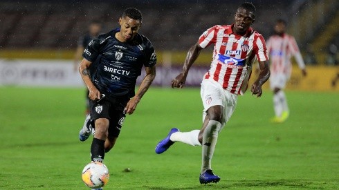 Gabriel Torres enfrentando al Junior de Barranquilla por Copa Libertadores