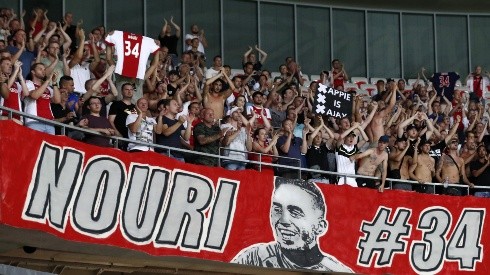 Los hinchas de Ajax apoyando al jugador