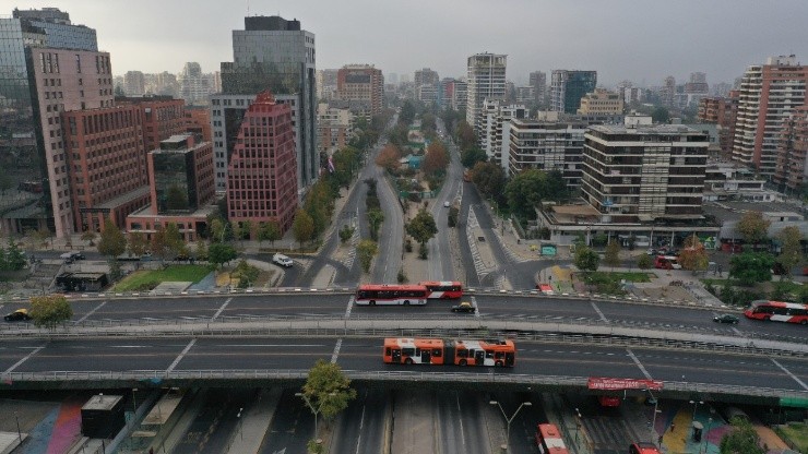 Escuela Militar solo luce buses de transporte público.Foto: Agencia Uno