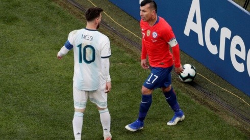 Gary Medel ante Lionel Messi en la última Copa América