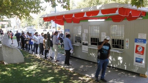 Reportan largas filas en Chile para pago de Permiso de Circulación