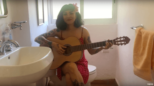 Mon Laferte nos canta desde su baño