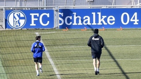 Schalke 04 es el tercer equipo alemán en volver a los entrenamientos en cancha.
