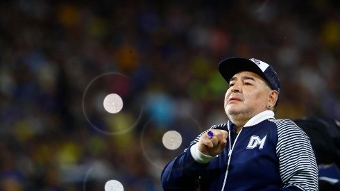 Diego Maradona con el buzo de Gimnasia en la cancha de Boca Juniors