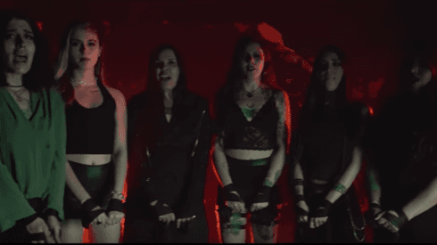Las integrantes del colectivo VOFEMEX se lucieron con la versión metal de "Un violador en tu camino"