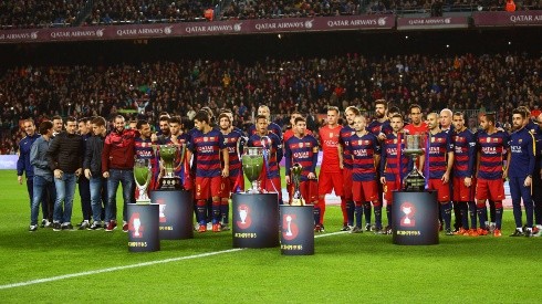 FC Barcelona exhibiendo sus trofeos