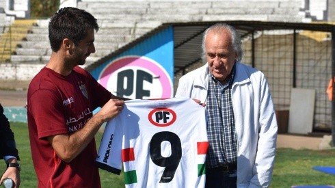Óscar Fabbiani recibiendo la camiseta de Palestino