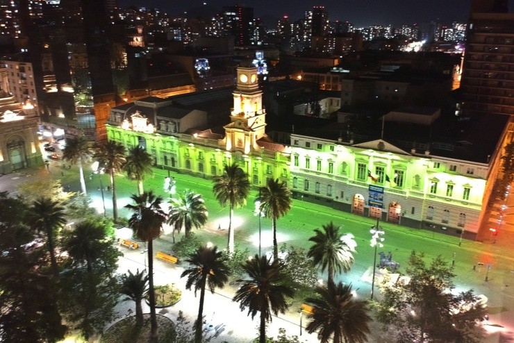 La Plaza de Armas es uno de los sectores de Santiago que seguirán en cuarentena a partir de este lunes 13 de abril. (Foto: Getty Images).