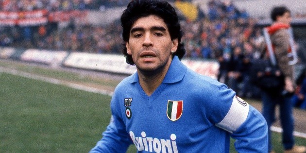 Subastan la mítica camiseta de Diego Maradona en Napoli ...