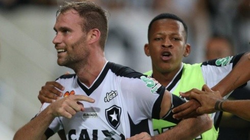 Joel Carli gritando un gol con Botafogo