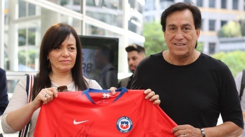Rojas con su señora y la camiseta de Chile