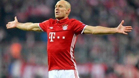 Robben afirma que está analizando salir del retiro y volver al fútbol.
