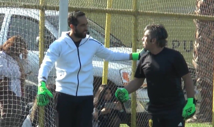 Claudio Bravo en pleno desarrollo de sus charlas en el sector sur de Santiago. (Foto: Deportivo Escolar).