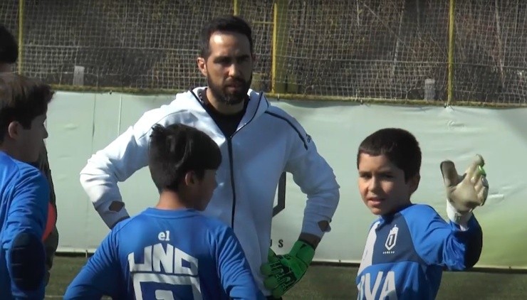 Bravo junto a los niños que fueron parte de esa experiencia en 2018. (Foto: Deportivo Escolar).