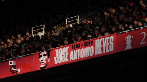 Lienzo desplegado por la hinchada del Arsenal en honor de la Perla Reyes