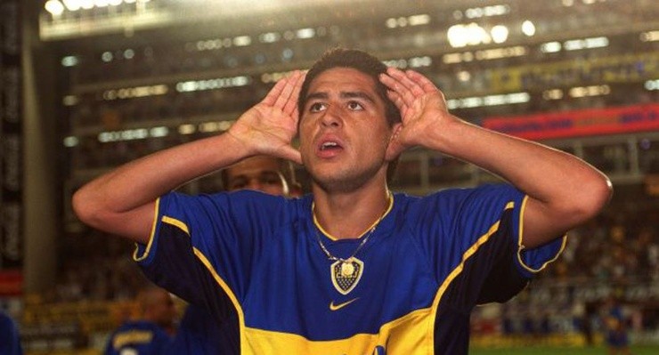 Juan Román Riquelme con la camiseta de Boca Juniors en La Bombonera. (Foto: Getty Images).