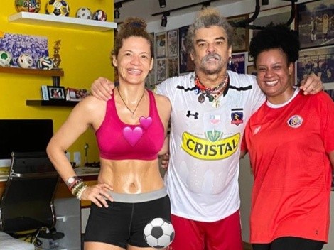 Pibe Valderrama luce una camiseta de Colo Colo en su entrenamiento