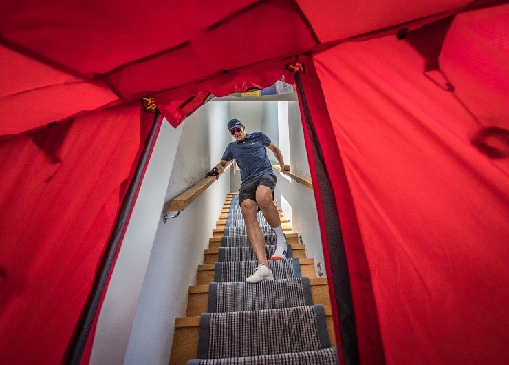 Ed Jackson realizando el desafío en las escaleras de su casa en Inglaterra. (Foto: Red Bull).