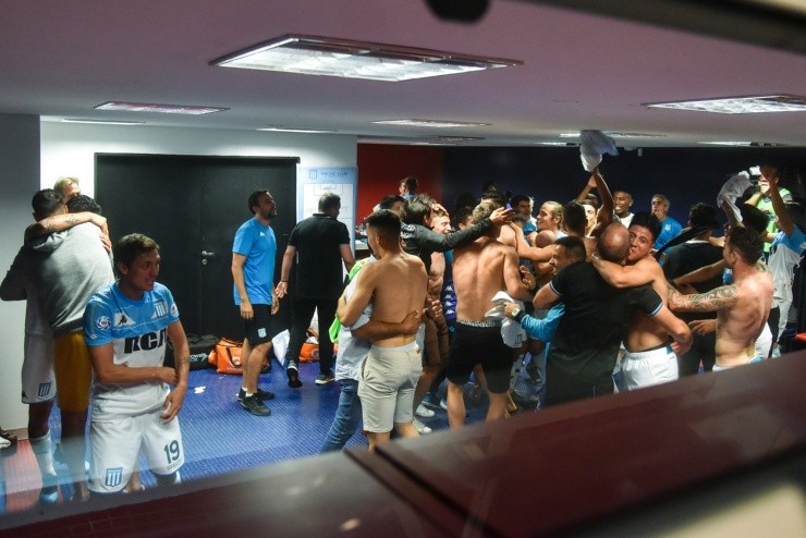 Parte de las celebraciones del camarín de Racing campeón de la Superliga 2018/19. (Foto: Getty Images).