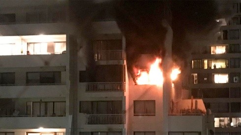 El incendio afectó a un octavo piso de un edificio de Las Condes.