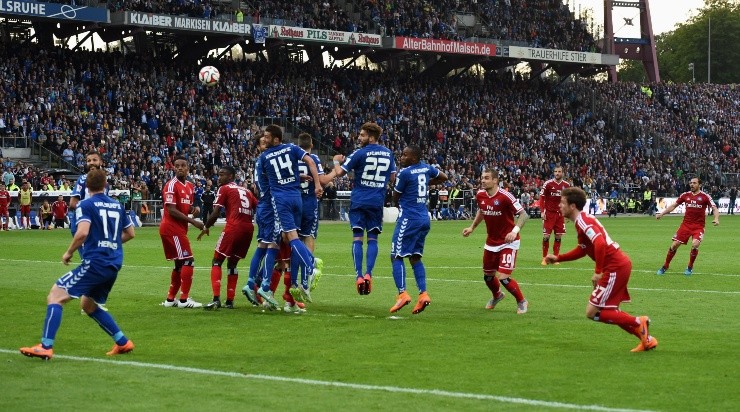 El balón va en el aire para convertirse en el golazo de Marcelo Díaz en Hamburgo